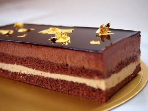 Gateau au chocolat avec des feuilles d or